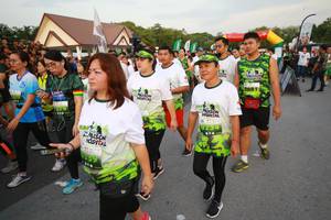 BIB: 2681
                            <button type="button" onclick="openModal(3530953)" class="btn btn-primary btn-sm float-right btn-popup" data-toggle="modal" data-target=".modal-high-quality">
                        <i class="fas fa-shopping-cart"></i> Add to Cart
                    </button>
                                            <button type="button" onclick="isThisMe(3530953, true)" class="btn btn-success btn-sm float-right btn-popup btn-isme hidden" data-toggle="tooltip" data-placement="bottom" title="นี่คือรูปของคุณใช่ไหม คลิกที่นี่เพื่อเอาเข้าอัลบั้ม">
                        <i class="fas fa-plus"></i> Add to album
                    </button>
                    <button type="button" onclick="isThisMe(3530953, false)" class="btn btn-warning btn-sm float-right btn-popup btn-isnotme hidden">
                        <i class="fas fa-ban"></i> Remove from album
                    </button>